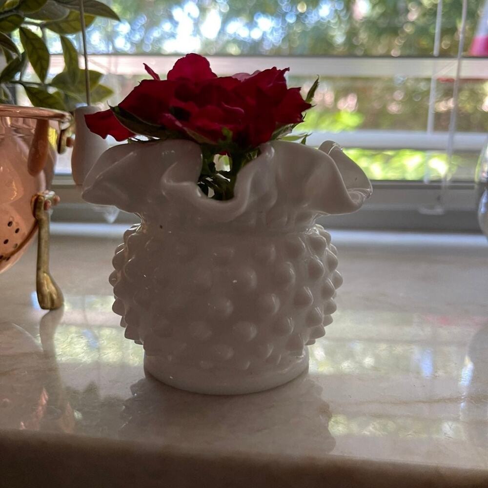 Vintage fenton Milk glass ruffled small vase0